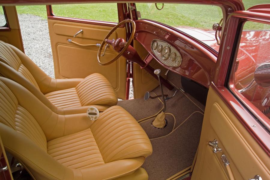  Ford Tudor Custom Sedan 1932 года  (фото 2 из 7)